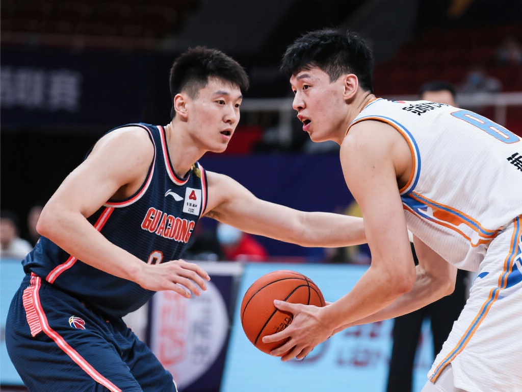 胡金秋荣膺2024-2025赛季CBA常规赛MVP桂冠 以季后赛对决为例,胡金秋在与新疆队的一场